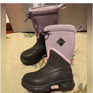 Muck Kids' Cozy Black and purple Snow Boots